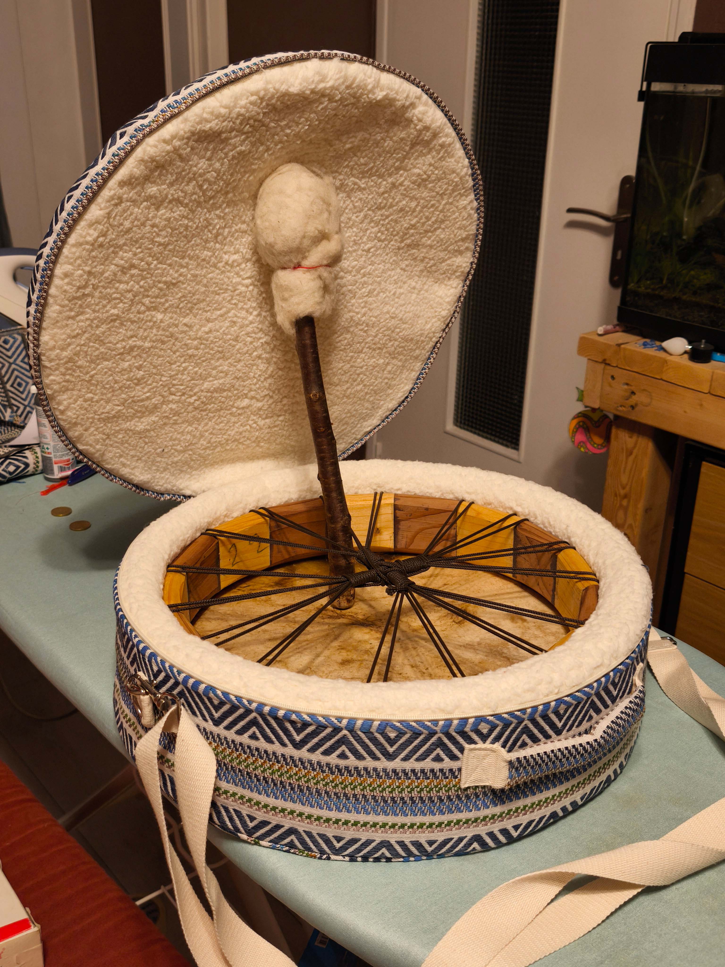 housse ouverte avec tambour chamanique l'intérieur